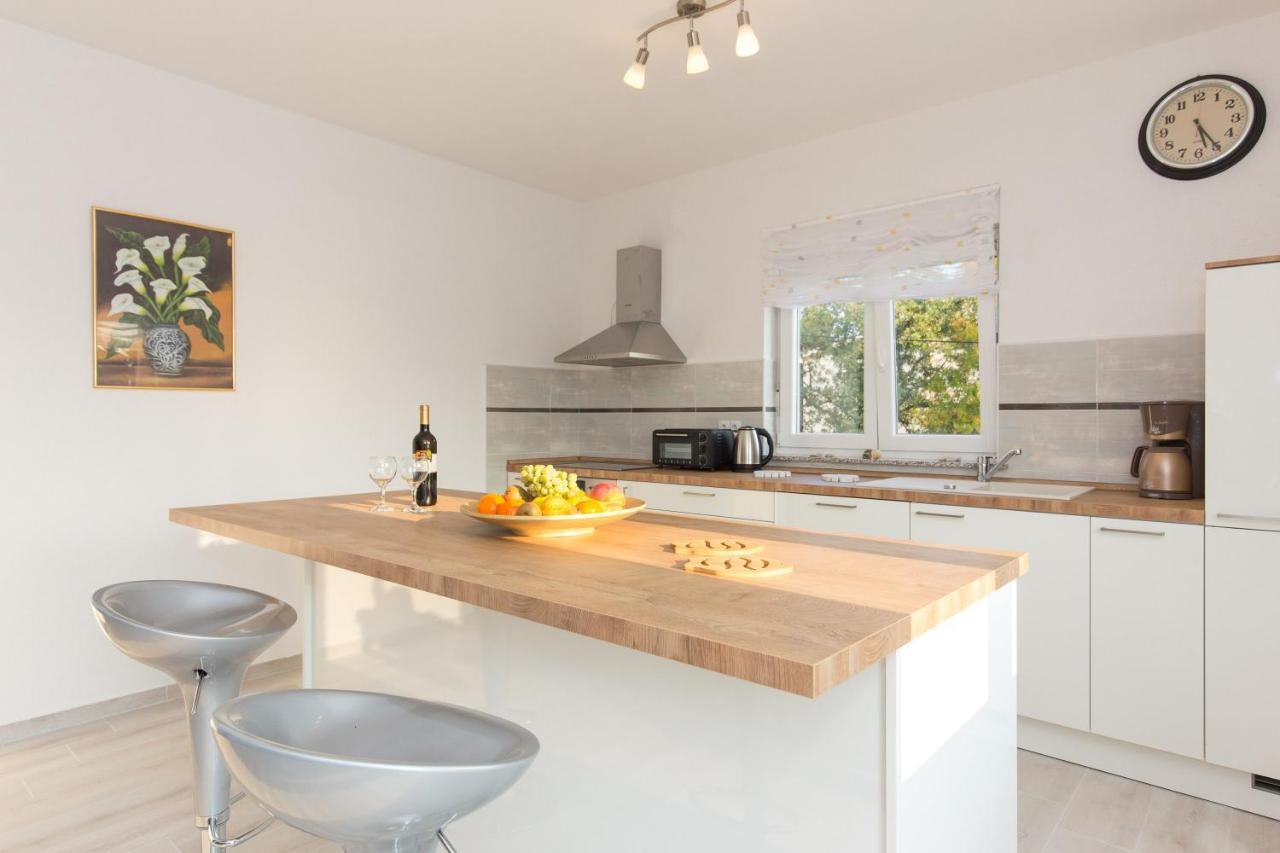 Apartment Dajana Pinezići Buitenkant foto
