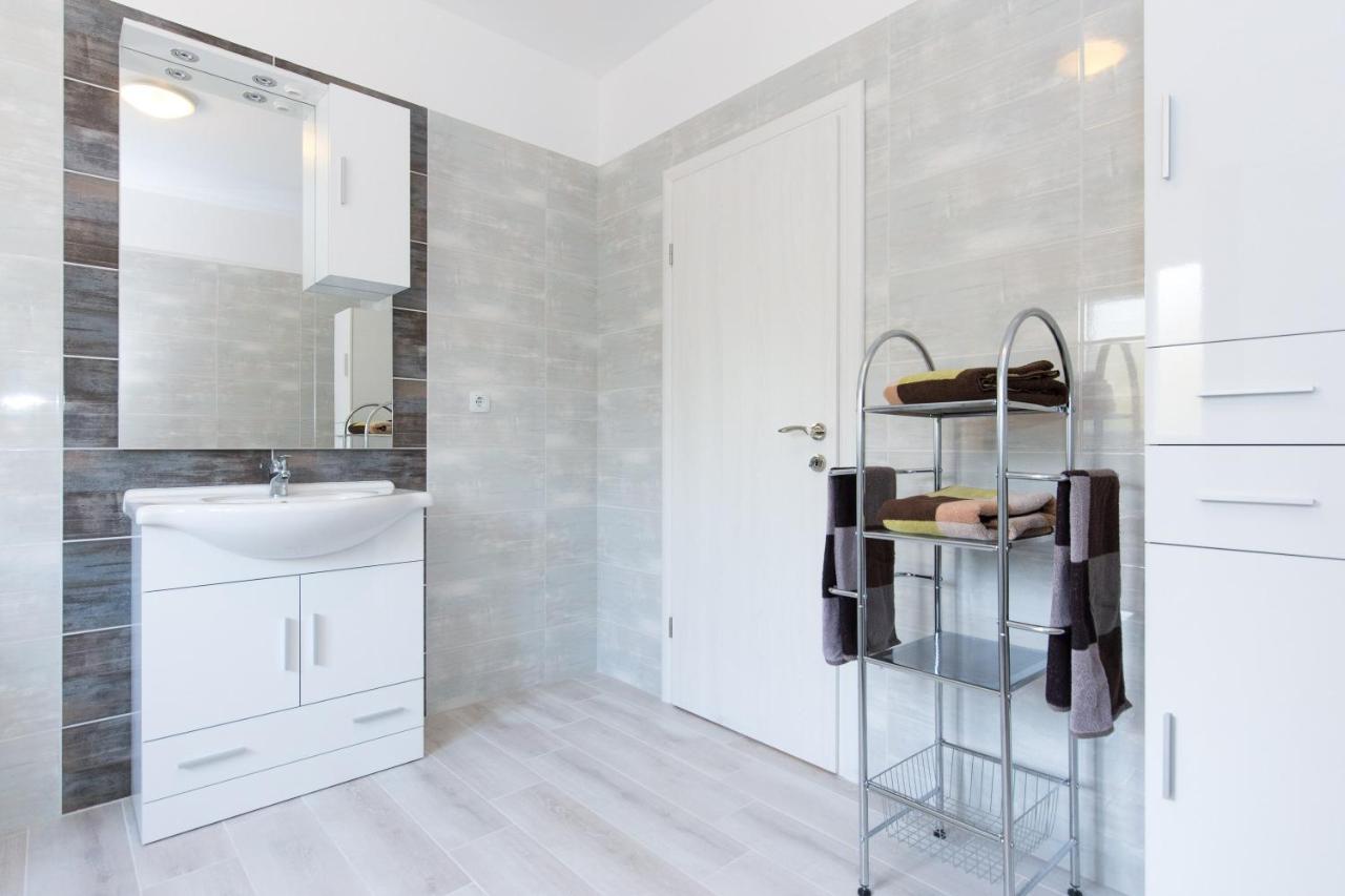 Apartment Dajana Pinezići Buitenkant foto